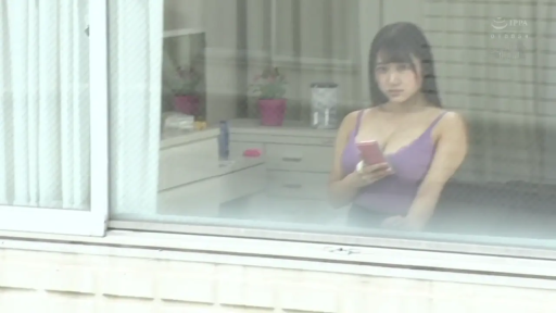 室内 · 中景 · 站姿 · 平静 · 偷窥视角 · 手机 · 紫色吊带 · 玩手机