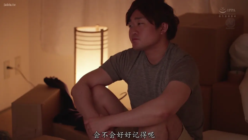 室内 · 坐姿 · 沉思 · 中景 · 纸箱 · 灰色短袖 · 暖色调 · 忧愁