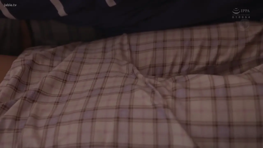 座り姿勢 · 寝室 · 布団 · 腹部 · 局所 · 格子衫 · 遮盖