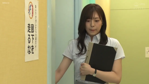 专注 · 站立 · 上半身 · 文件夹 · OL · 职业衬衫 · 怀抱文件夹 · 公司走廊