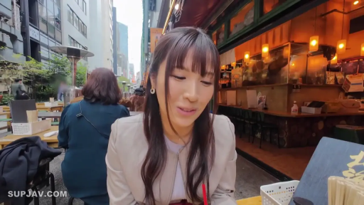 坐姿 · 交谈 · 自然 · 户外街道 · 饮料 · 休闲外套 · 成熟女性 · 面部近景