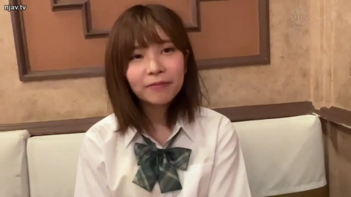 Indoor · Sitting Posture · 白衬衫 · Smile · Facing the camera · Half-body close-up · 中长发女生