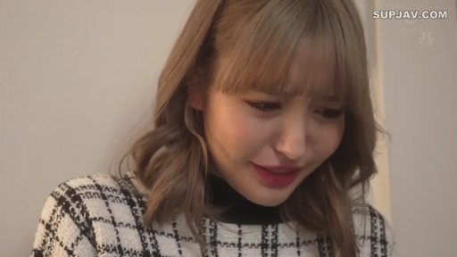 室内 · 低头 · 委屈 · 脸部特写 · 哭泣 · 黑白格纹毛衣 · 染发长发