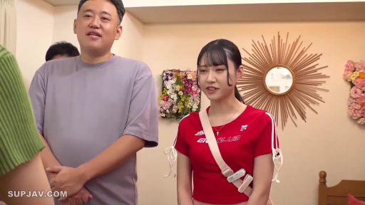 室内 · 站立 · 中景 · 自然 · 交流 · 多人 · ショルダーバッグ · 休闲服