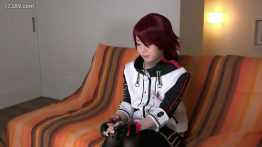 坐姿 · 沉思 · 中景 · 室内沙发 · 无表情 · Cosplay · 动漫运动服