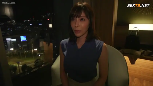 中景 · 酒店房间 · 蓝色无袖衫