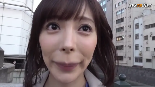 一人称視点 · 站姿 · 微笑 · 顔のクローズアップ · レンズを見つめて · 休闲外套 · 背景建筑 · 街头户外