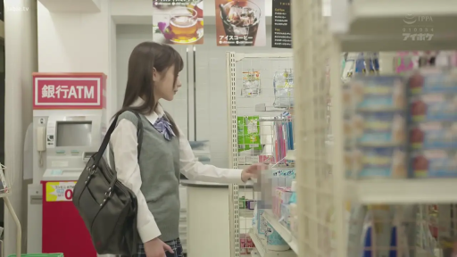 制服 · 站立 · 中景 · 平静 · 便利店 · 货架 · 学生 · 选购商品