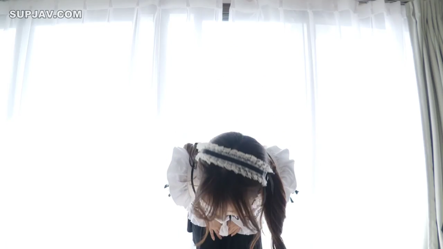 Indoor · Medium shot · 女仆装