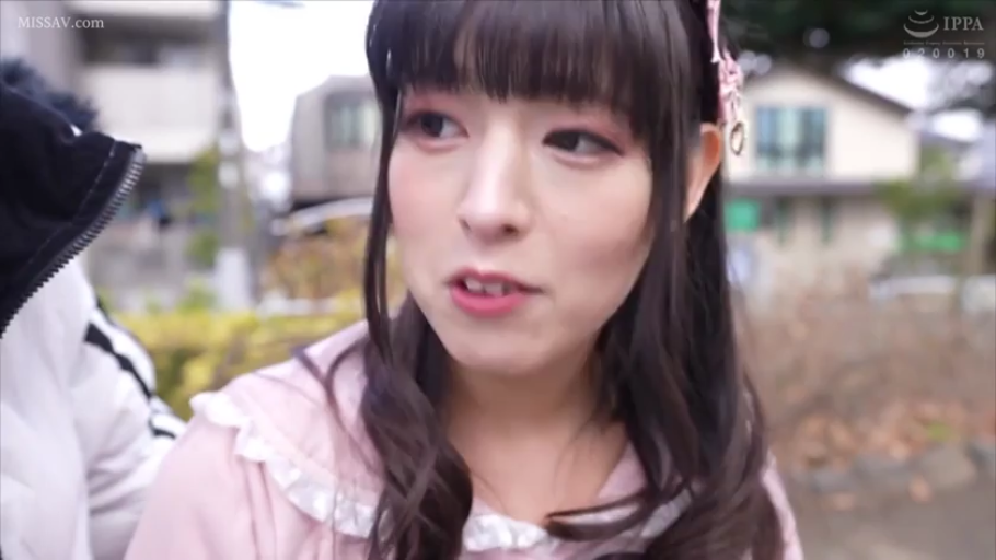 会話 · 顔部のクローズアップ · 站立 · 屋外 · 惊讶 · ヘアピン · ピンクのレースブラウス