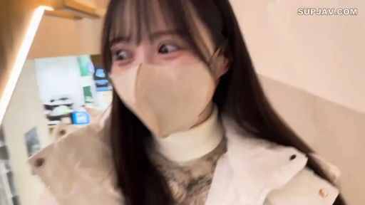 顔 · 站立 · 自然 · 注視 · 白色大衣 · 口罩 · 街拍 · 商场