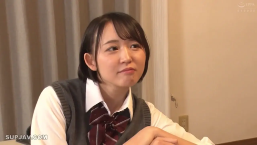 室内 · 坐姿 · 交谈 · 微笑 · 面部特写 · 领结 · 短发 · 女子校生制服