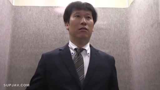 室内 · 严肃 · 站立 · 中景 · 西装 · 男性 · 仰望