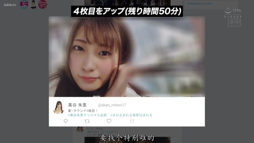 室内 · 俯身 · 专注 · 面部特写 · 长发 · 智能手机 · 玩手机 · 白色羽绒服