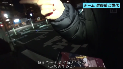 站姿 · 远景 · 街道 · 行走 · 夜景 · 冬装 · 圣诞帽