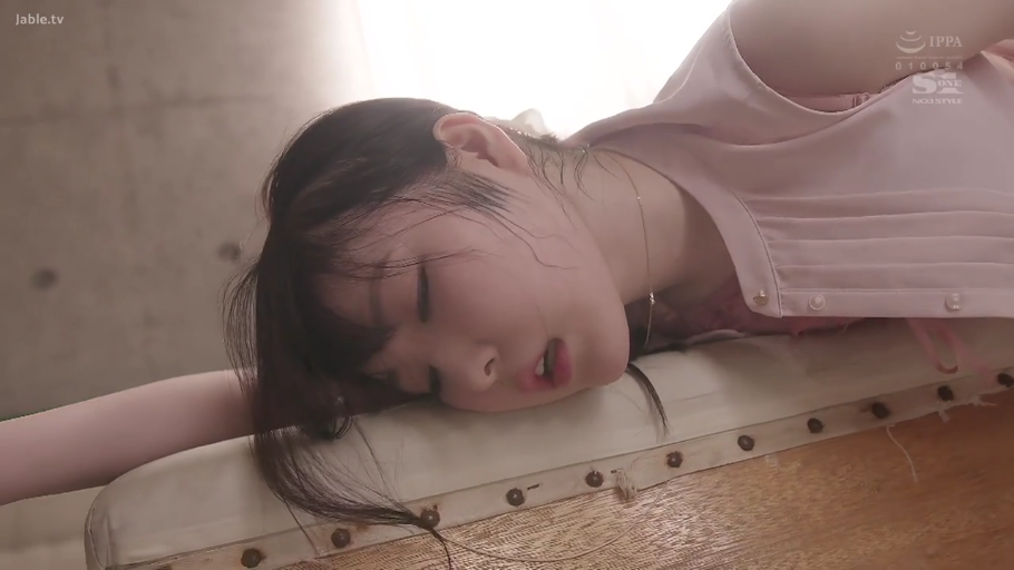 室内 · 俯卧 · 面部特写 · 粉色无袖上衣