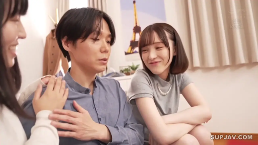 室内 · 坐姿 · 中景 · 微笑 · 休闲装 · 抚摸 · 三人