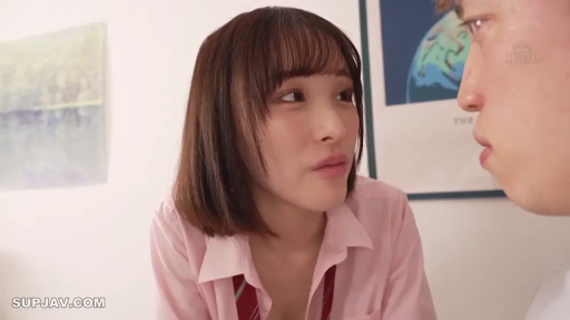 室内 · 脸部特写 · 粉色衬衫