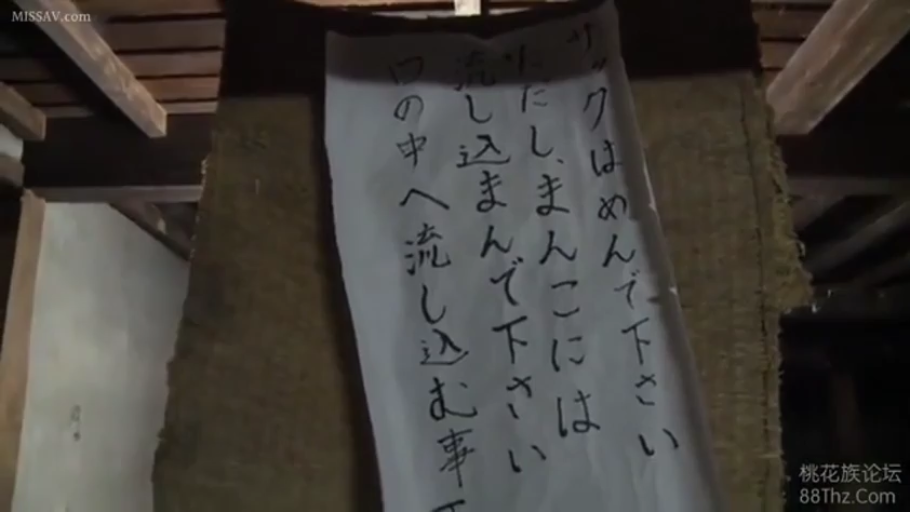 室内 · 胸部特写 · 半裸 · 仰卧 · 成人内容 · 裸露 · 狂笑