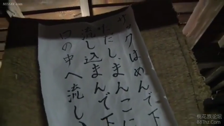 全身 · 蹲姿 · 摆拍 · 白色背心 · 注视 · 影棚 · 杂志封面 · 排版界面