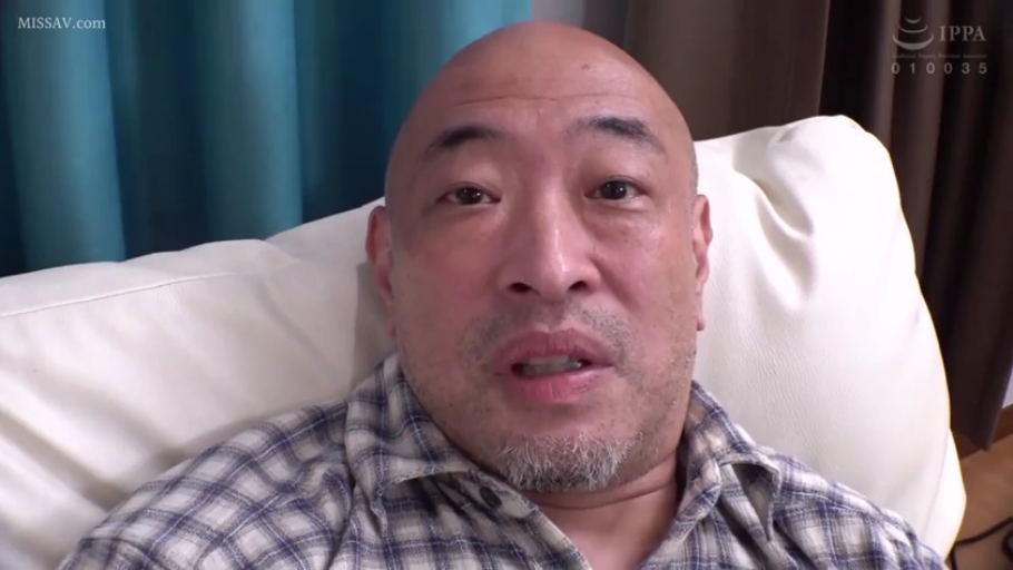 格子衬衫 · 室内 · 面部 · 枕头 · 自然 · 注视镜头 · 靠卧 · 单人男性