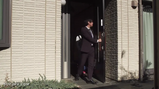 全景 · 开门 · 平静 · 户外 · 门 · 黑色西装 · 住宅门口 · 站立行走