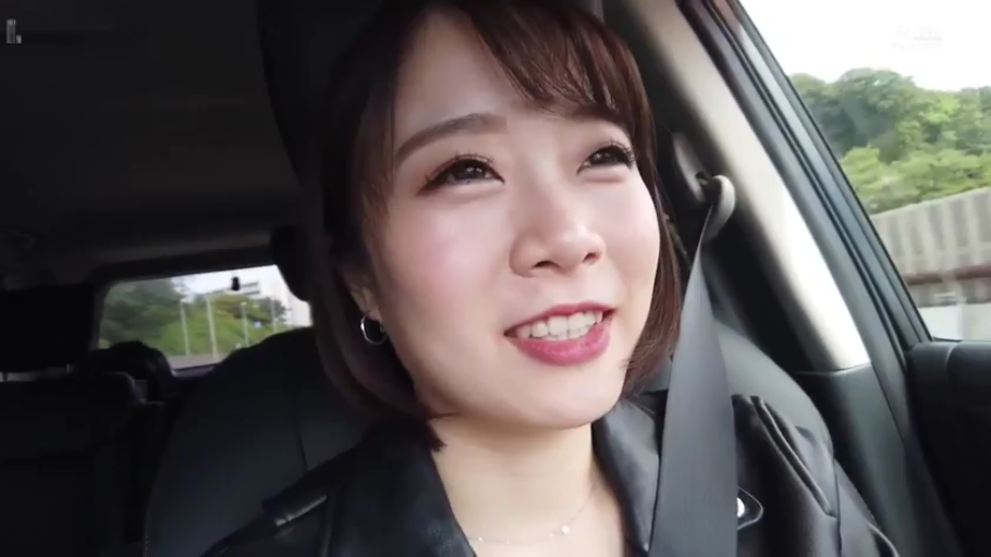 坐姿 · 交谈 · 脸部特写 · 微笑 · 车内 · 短发 · 安全带 · 黑色皮夹克