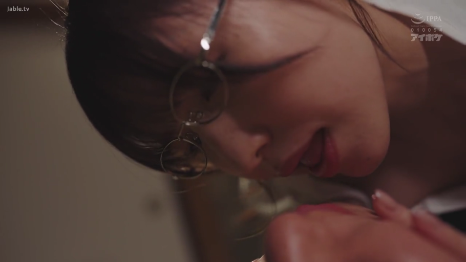 室内 · 俯身 · 眼镜 · 脸部特写 · 口交 · 陶醉 · 白衬衫 · 长发