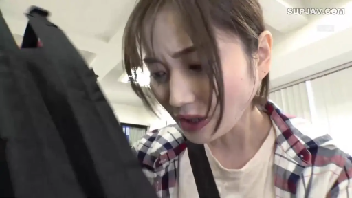 交谈 · 办公室 · 侧身 · 中景 · 衬衫 · 多人 · 说话 · 三脚架