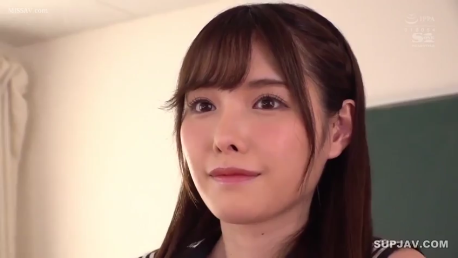 教室 · 脸部特写 · 微笑 · 凝视 · 黑板 · 水手服 · 长发 · 正面