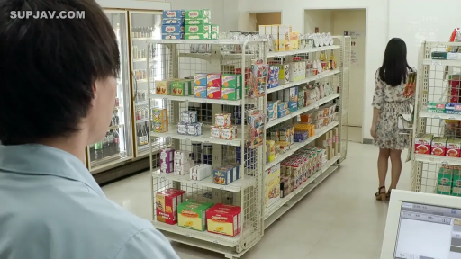 站立 · 剧情 · 远景 · 行走 · 连衣裙 · 超市 · 商品货架