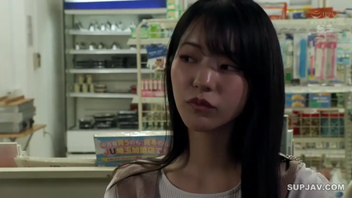 面部 · 站立 · 便利店 · 货架 · 长发 · 休闲服 · 冷淡 · 观望