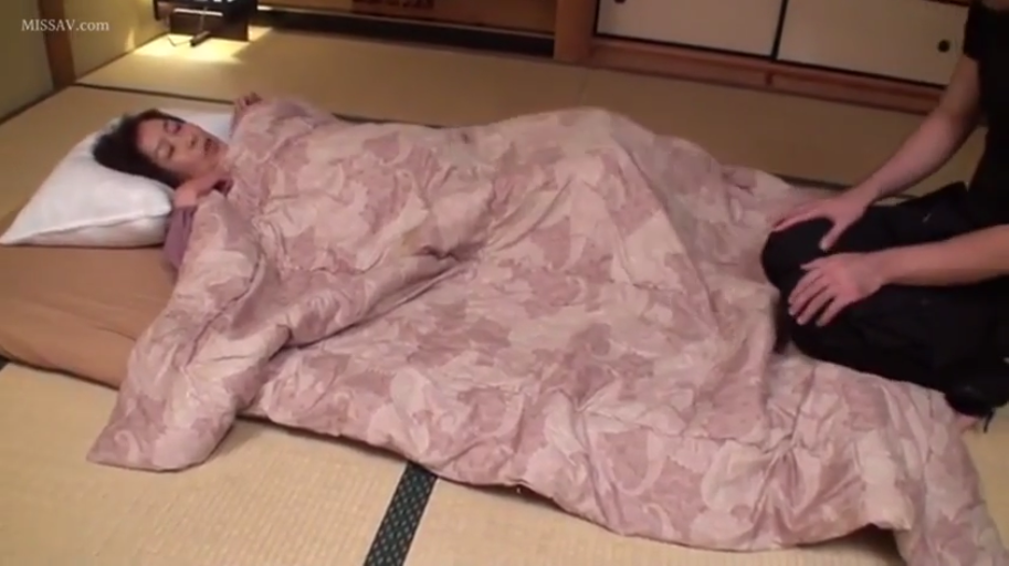 交谈 · 和室 · 仰卧 · 远景 · 榻榻米 · 睡衣 · 迷茫 · 日本