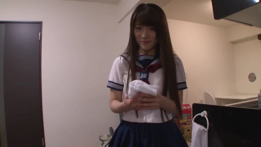 室内 · 微笑 · 半身 · 水手服 · 正面站立 · 手持白袜