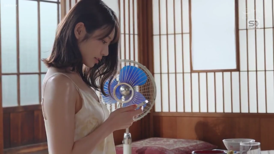 沉思 · 忧郁 · 站立 · 和室 · 吊带衫 · 胸部以上 · 人像