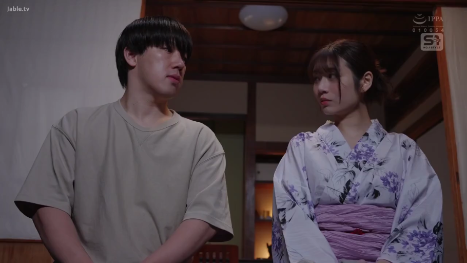 坐姿 · 平静 · 半身 · 剧情 · 对视 · 和服 · 日式房间