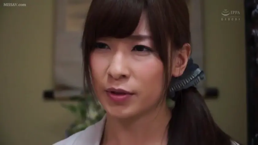 室内 · 交谈 · 严肃 · 面部特写 · 白色上衣 · 长发 · 正脸