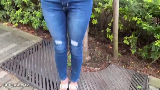 中景 · 自然 · 行走 · 太阳镜 · 户外 · 公园 · 散步 · 棕色露肩紧身衣