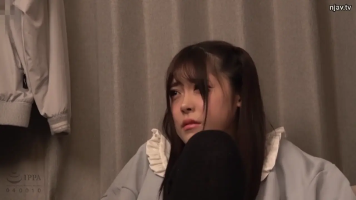 Indoor · Grievance · Close-up of the face · 灰色家居服 · 静止 · Lean back