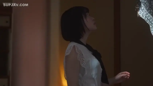 平静 · 凝视 · 短发 · 室内房间 · 侧面中景 · 白色蕾丝无袖衫 · 站立仰视