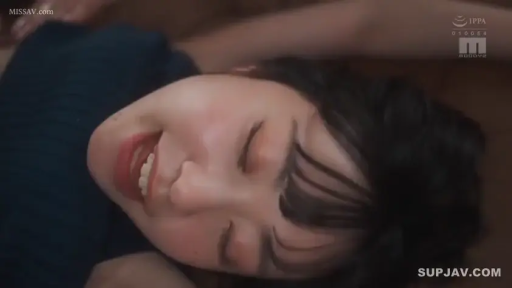 室內 · 臉部特寫 · 陶醉 · 閉眼 · 大特写 · 躺卧 · 蓝色针织衫