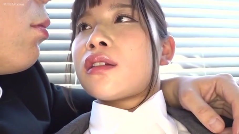 脸部特写 · 职业装 · 亲吻 · 是 · 窗边 · 百叶窗 · 动情 · 依偎姿