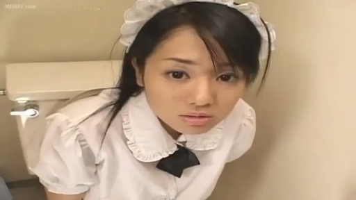 角色扮演 · 弯腰 · 面部特写 · 女仆装 · 凝视 · 头饰 · 卫生间 · 迷茫