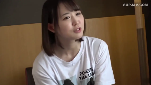 室内 · 坐姿 · 交谈 · 严肃 · 半身 · 访谈 · 白色T恤