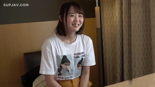 室內 · 坐姿 · 面部 · 白色印花T恤