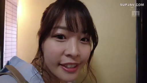 Indoor · Close-up of the face · Smile · First-person perspective · Gaze · 背包 · 浅蓝色上衣 · 凑近镜头