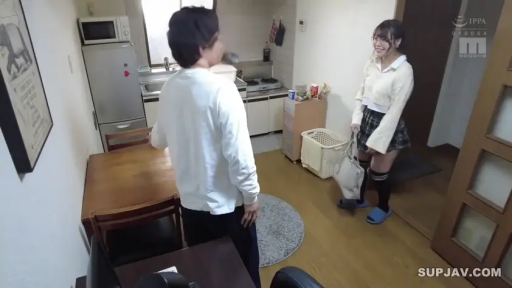 交谈 · 站立 · 微笑 · 居家 · 手提包 · 厨房 · 校服风格