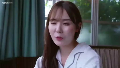 室内 · 坐姿 · 交谈 · 脸部 · 自然 · 白色衬衫 · 窗帘 · 日常