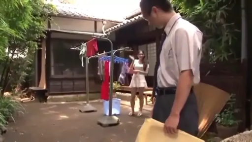 站立 · 平静 · 户外 · 白色连衣裙 · 晾衣架 · 庭院 · 晾衣服