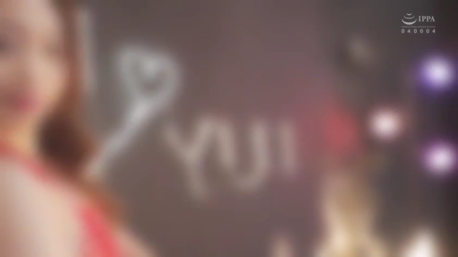 室内 · 脸部特写 · 模糊 · 红色服饰 · 静止摆拍 · 侧对镜头